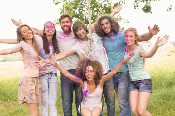 Happy vrienden bedekt met poeder verf — Stockfoto