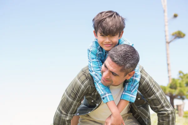 Père et fils à la campagne — Photo