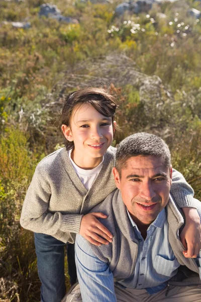 Baba ve oğul kırsal kesimde — Stok fotoğraf