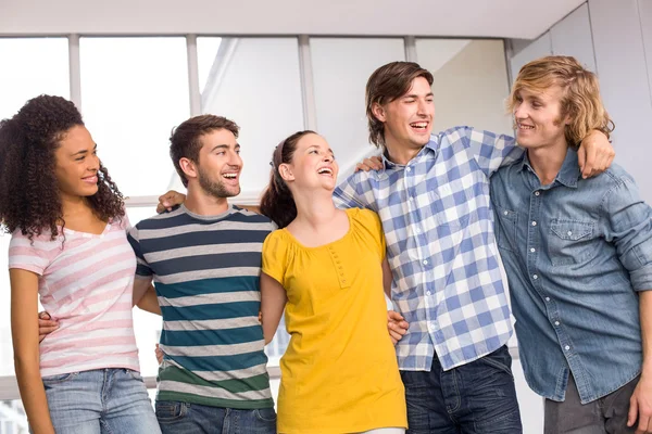 Studenti universitari in piedi con le braccia intorno — Foto Stock