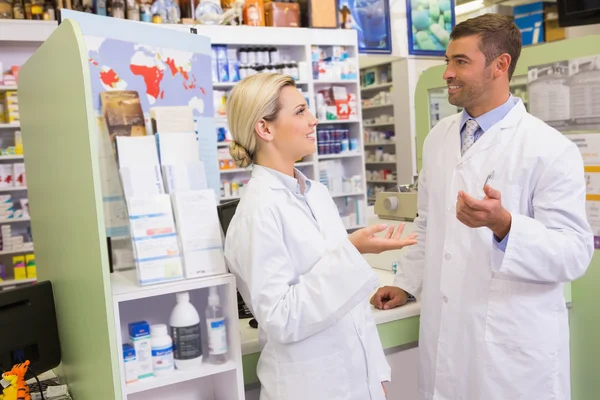 Équipe joyeuse de pharmacien parlant ensemble — Photo