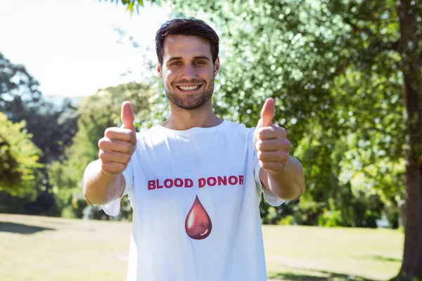 Донор крови улыбается в камеру — стоковое фото