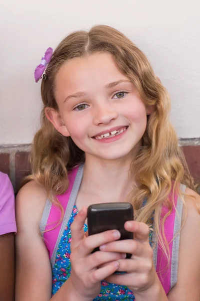 Pupilas lindas usando teléfono móvil — Foto de Stock