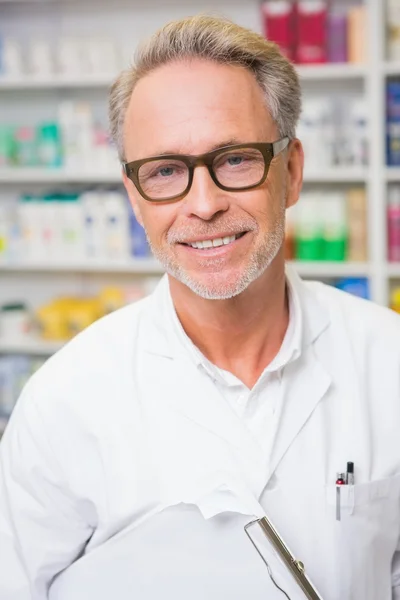 Senior pharmacist holding a clipboard — Stock Photo, Image