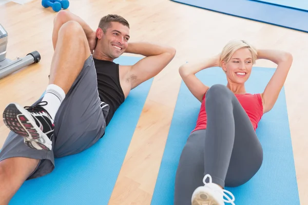 Lyckliga passar paret arbetar på träningsmatta — Stockfoto