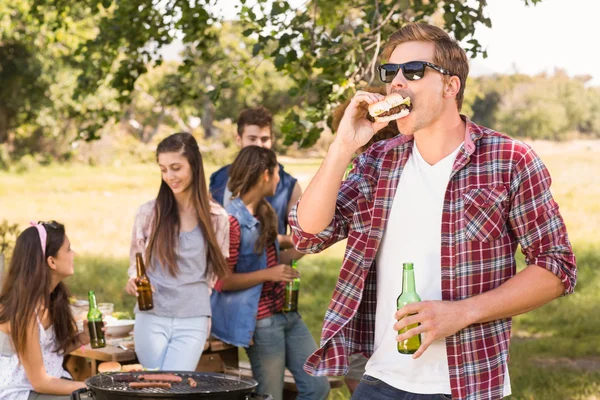 Glückliche Freunde im Park beim Grillen — Stockfoto