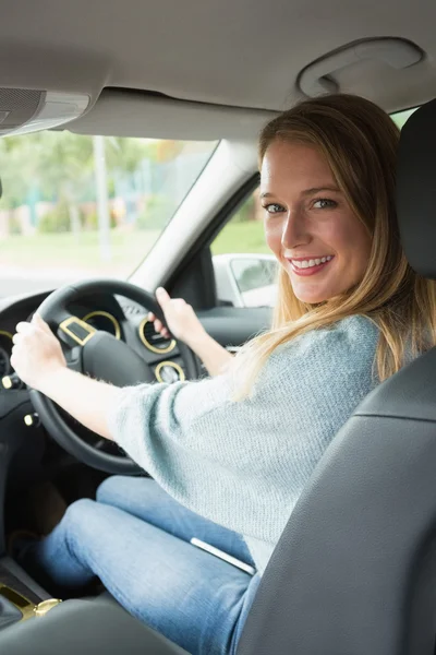 Ung kvinna ler under körning — Stockfoto