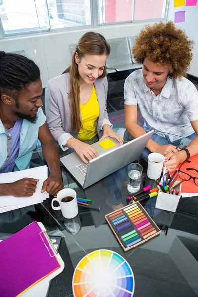 Kreative Geschäftsleute nutzen Laptop am Schreibtisch — Stockfoto