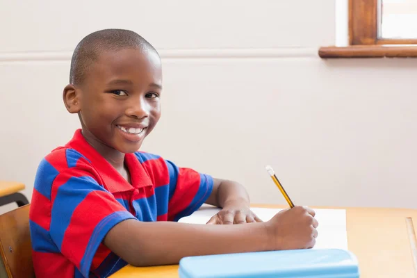 Aluno bonito sorrindo para a câmera em sala de aula — Fotografia de Stock