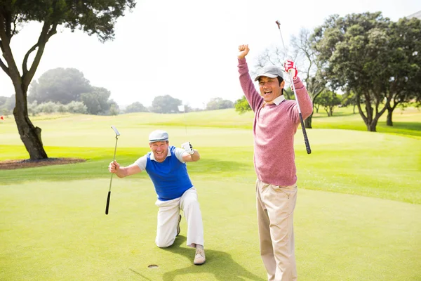 Golfen vrienden juichen op de putting green — Stockfoto