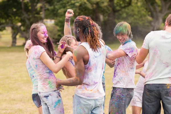 Heureux amis couverts de peinture en poudre — Photo