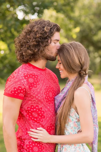 Bonito casal no parque — Fotografia de Stock