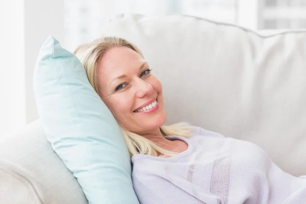 Happy woman lying on sofa — Stock Photo, Image