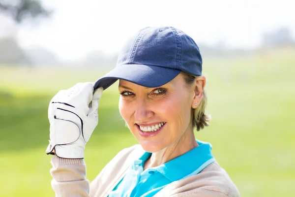 Vrouwelijke golfspeler glimlachen op camera — Stockfoto