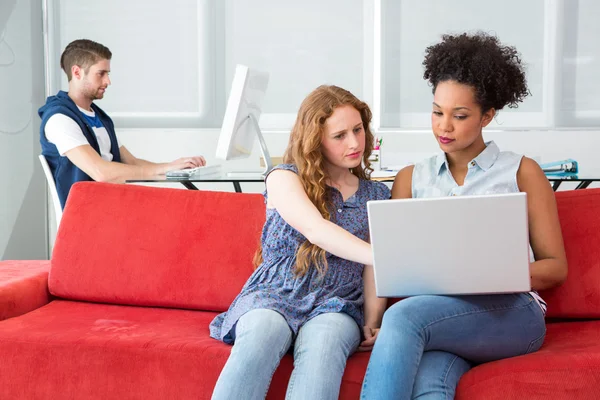 Equipo creativo usando computadoras — Foto de Stock