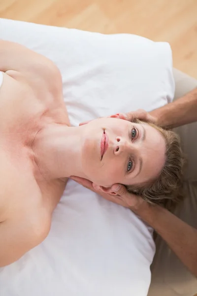 Mujer recibiendo masaje en el cuello — Foto de Stock