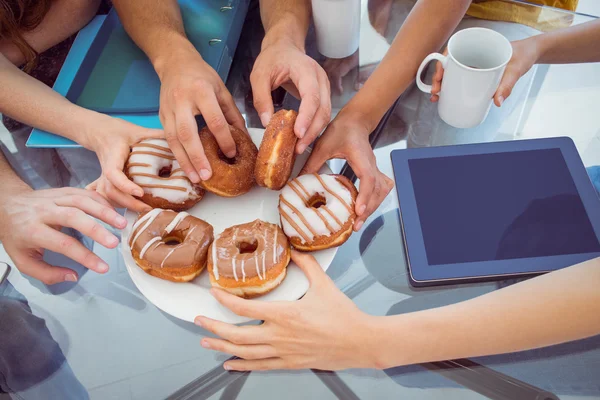 Fashion students eating doughnuts — Stock Photo, Image