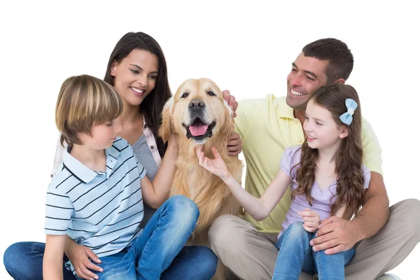 Familia acariciando perro —  Fotos de Stock