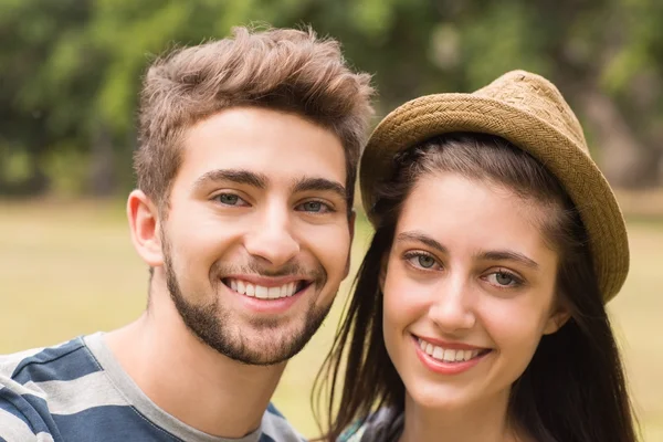 Jeune couple souriant à la caméra — Photo