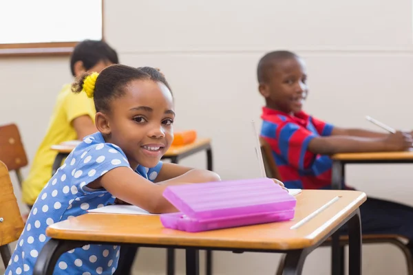 Des élèves souriants assis à son bureau — Photo