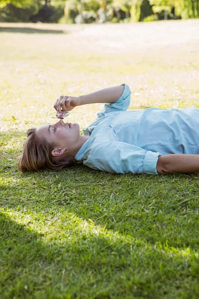 公園で横になっているきれいな女性 — ストック写真