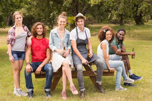 Gelukkige vrienden in het park — Stockfoto