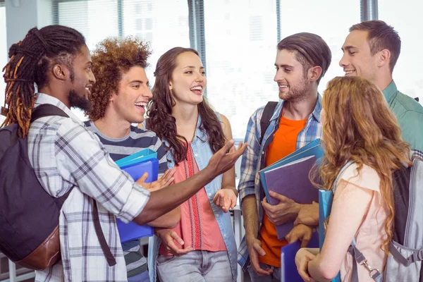 Módní studenti chatování a usmívá se — Stock fotografie