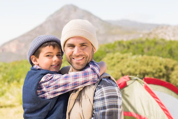 Отец и сын у палатки — стоковое фото