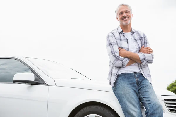 Man leaning on the bonnet — Stock Photo, Image