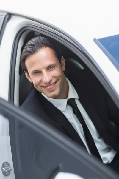 Uomo d'affari sorridente alla macchina fotografica — Foto Stock