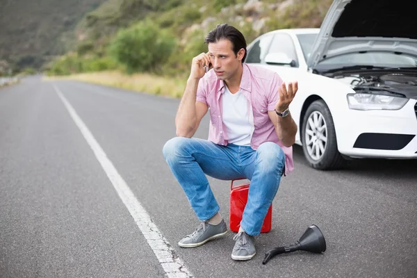 Muž po poruše auta — Stock fotografie