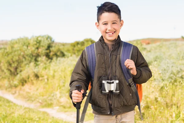 Malý chlapec, turistika v horách — Stock fotografie
