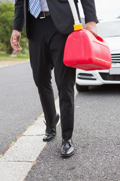 Hombre trayendo bidón de gasolina después de roto —  Fotos de Stock
