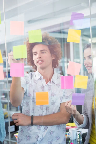 Equipo creativo escribiendo en notas adhesivas — Foto de Stock