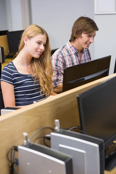 Eleverna arbetar tillsammans med datorer — Stockfoto