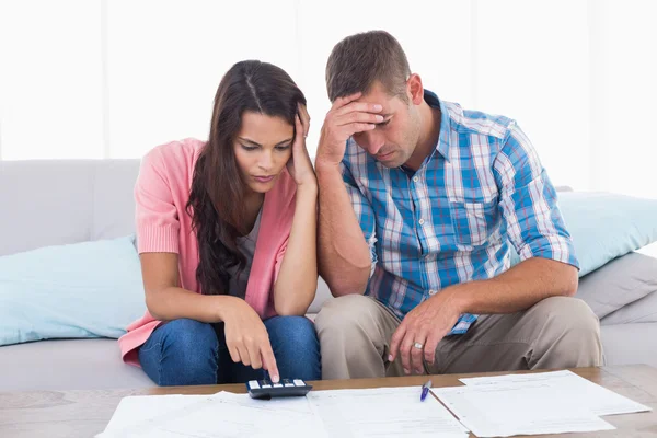 Casal tenso calculando as finanças domésticas — Fotografia de Stock