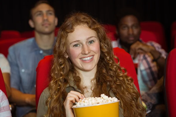 Jonge vrienden kijken naar een film — Stockfoto