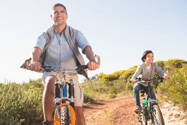 Padre e figlio in bicicletta — Foto Stock