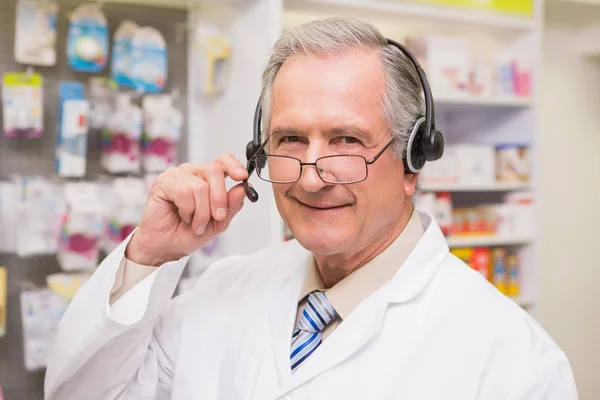 Pharmacien principal souriant avec casque — Photo