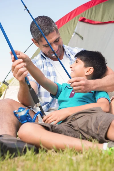 Pai e filho ao lado da tenda — Fotografia de Stock