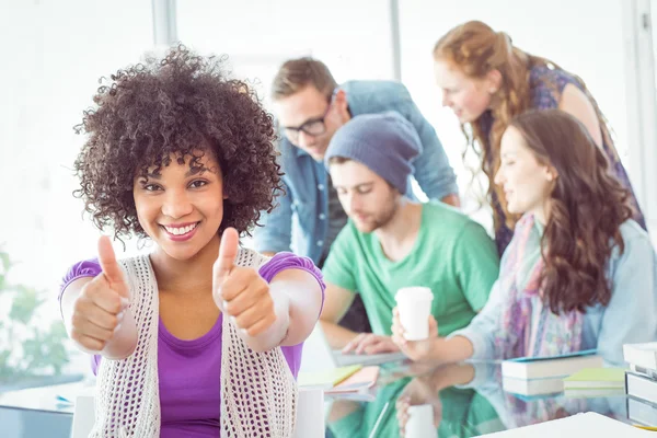 Mode studenten met Duimschroef opwaarts — Stockfoto