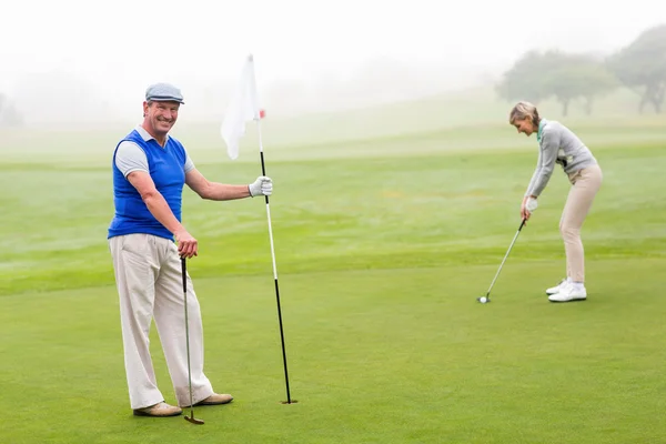 Casal de golfe no campo de golfe — Fotografia de Stock