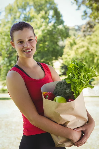 Donna in possesso di borsa di generi alimentari sani — Foto Stock