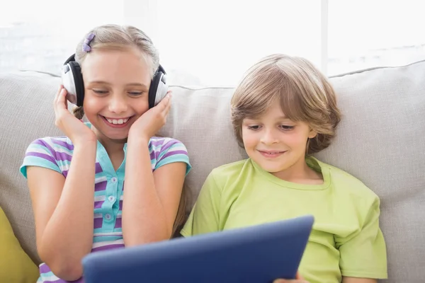 Chłopiec grający muzykę na laptopie siostry — Zdjęcie stockowe