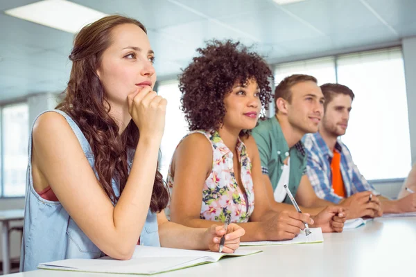 Studenti di moda che prendono appunti in classe — Foto Stock