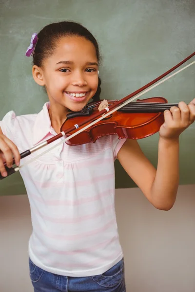 Retrato de menina bonito tocando violino — Fotografia de Stock