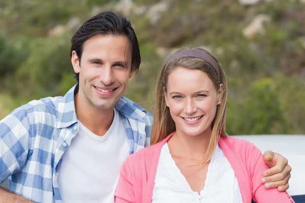 Paar glimlachend naar de camera — Stockfoto