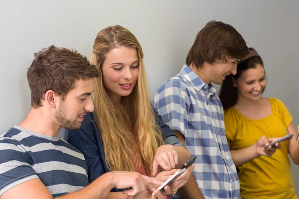 Studenten met behulp van mobiele telefoons — Stockfoto