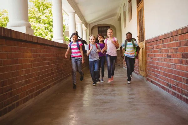 Schoolkinderen lopen in school corridor — Stockfoto