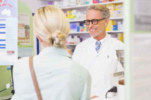 Farmacêutico sênior falando com o cliente — Fotografia de Stock